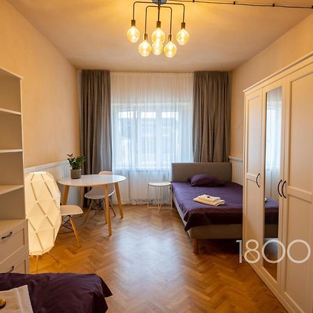 1800 By Vince Stay - Private Rooms In Town Hall Square ตาร์ตู ภายนอก รูปภาพ