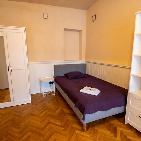 1800 By Vince Stay - Private Rooms In Town Hall Square ตาร์ตู ภายนอก รูปภาพ