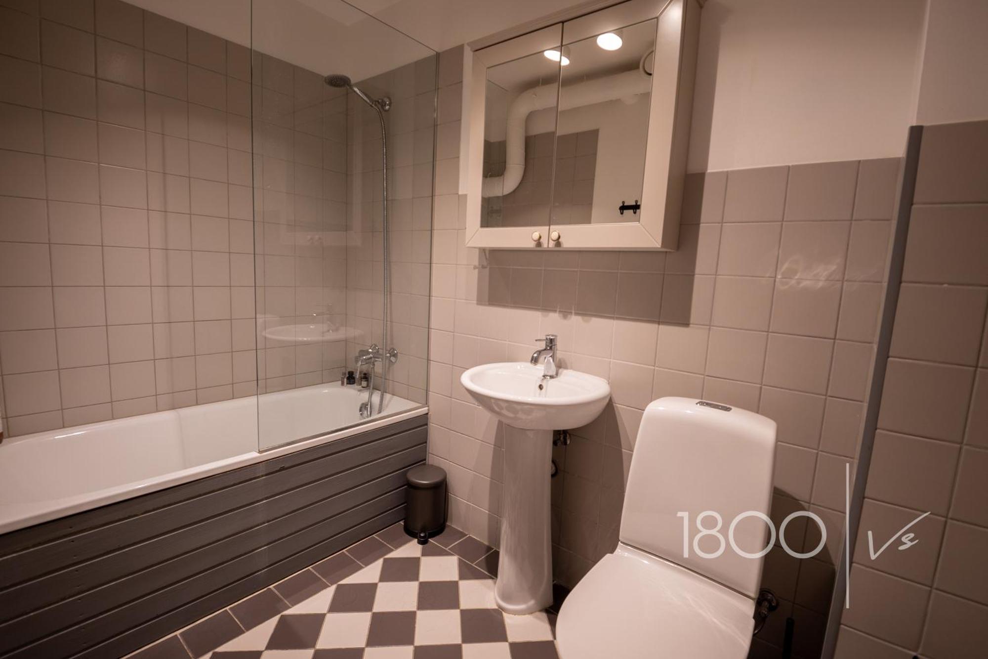 1800 By Vince Stay - Private Rooms In Town Hall Square ตาร์ตู ภายนอก รูปภาพ